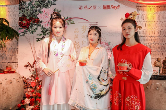 图:身穿汉服的嘉宾们