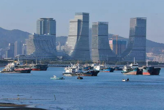 “人海共生”摄影大赛第一名获奖作品：《人渔共港》