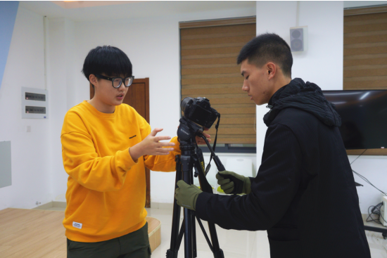 陈麒宇和团队在拍摄《我的大学》微电影