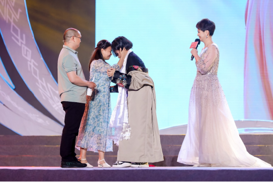 巴宗拉姆与三明的“老爹”“老妈”在联欢会现场