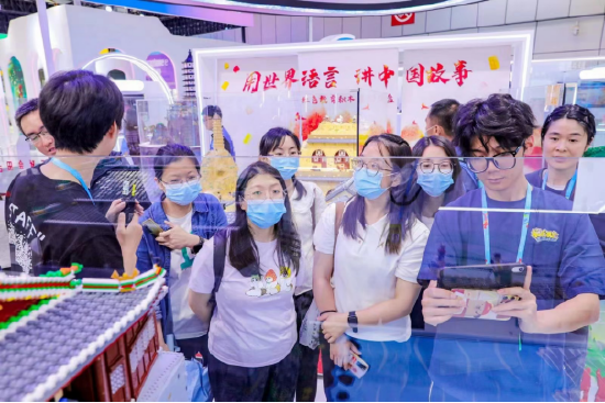 网龙首次展出的教育主题积木交互沙盘吸引观众争相体验