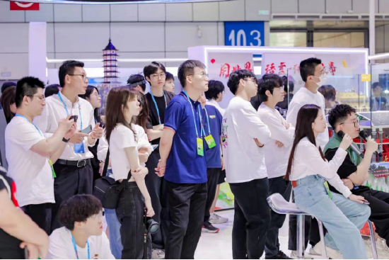 网龙展区两岸青年电竞赛吸引众多观众围观