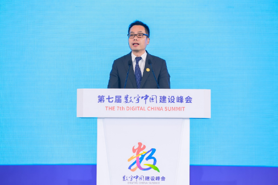 华为高级副总裁、中国地区部总裁曹既斌在大会主论坛发言