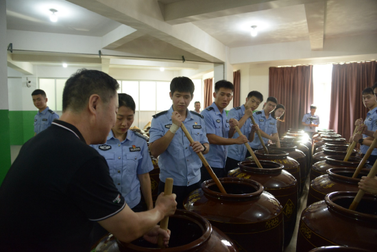 福建警察学院“匠心传承·古韵新生”乡村振兴促进团走进永春老醋厂
