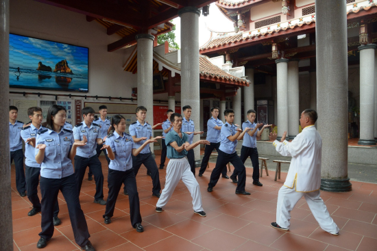  学子们感受传统武术的奥秘