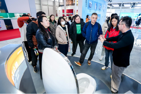 展会现场,九牧X系列超静音数智马桶吸引众多消费者驻足