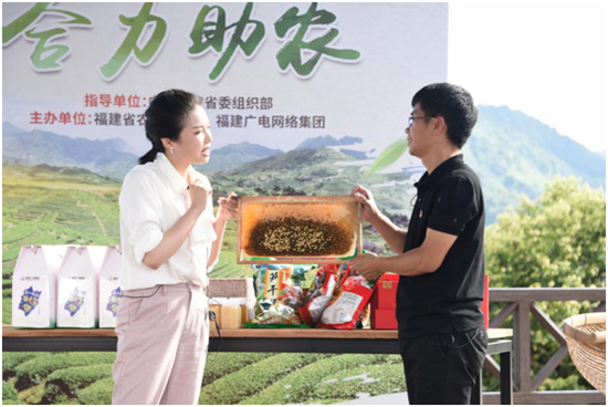 叶鹏飞书记给网友展示蜂箱内部结构,请主持人现场品尝
