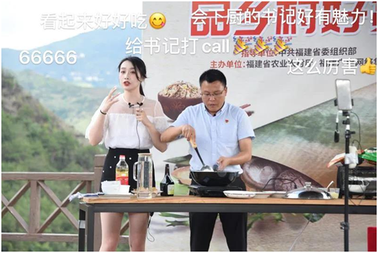 李文灿书记现场制作香菇笋干炒肉片,生动推介土特产