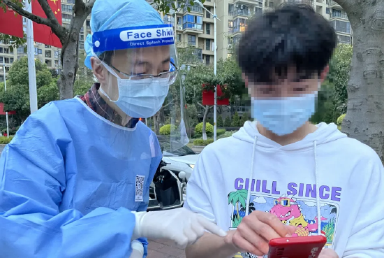 ▲忙碌的工作之余,邵叶波仍积极参与党员志愿服务活动,图为邵叶波(左)引导来院市民操作核酸检测预约。