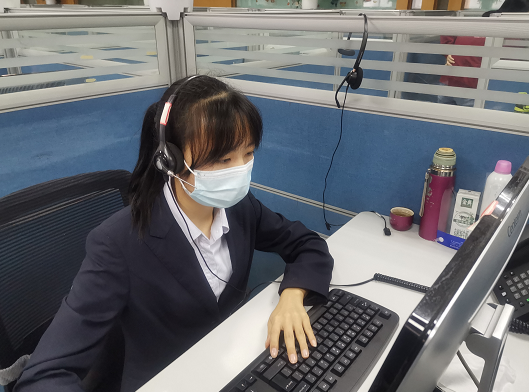 金融服务不断线。图为建行福建省分行坐席客服为客户提供在线答疑、远程服务。