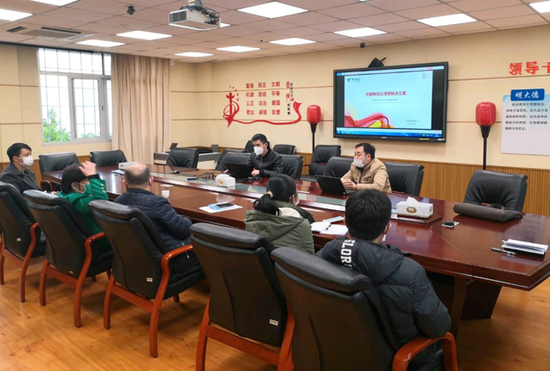 与市教育局召开“云课堂”试验部署会