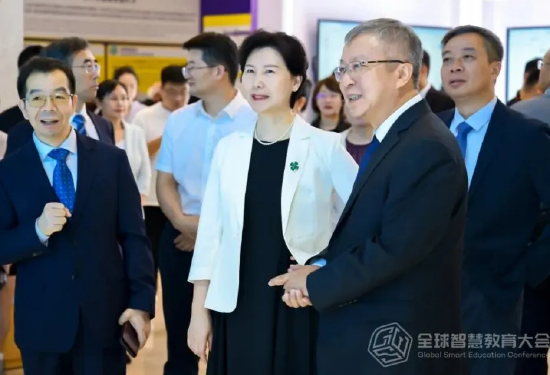 中国教育部副部长、中国联合国教科文组织全委会主任任友群（右二），北师大校长于吉红院士（右三），北京师范大学党委常委、副校长康震（右一）在北师大智慧学习研究院联席院长黄荣怀教授（左一）的陪同下，参观网龙展区。