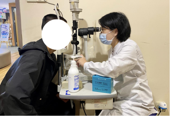 吴少娟医生日常看诊中 通讯员供图