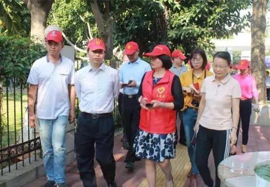 区领导调研金山小学路长制开展情况