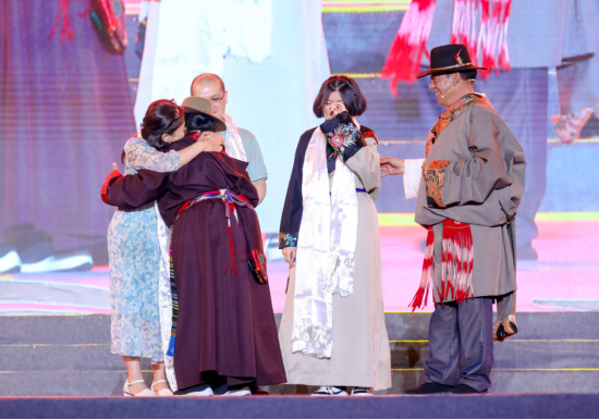 巴宗拉姆一家人在联欢会上团聚
