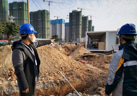 黄冬冬(左一)与团队在医院施工现场勘察线路