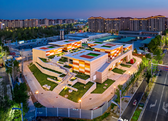 　　河北雄安新区雄东片区西北侧的河谷110千伏变电站，以“廊桥翠谷”为设计理念，利用建筑表皮形成活跃的造型和肌理，让电力设施融入城市生态