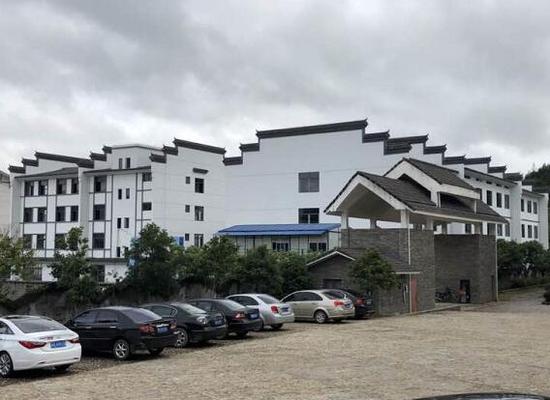 坐落在武夷山生态工业园区的九龙袍茶业集团新产房一角
