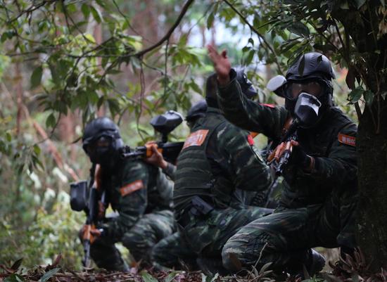 特战队员交替掩护