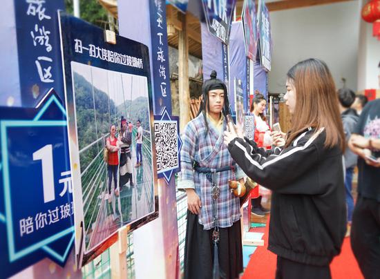 游客扫描支付1元,即有“大侠”陪你过悬桥