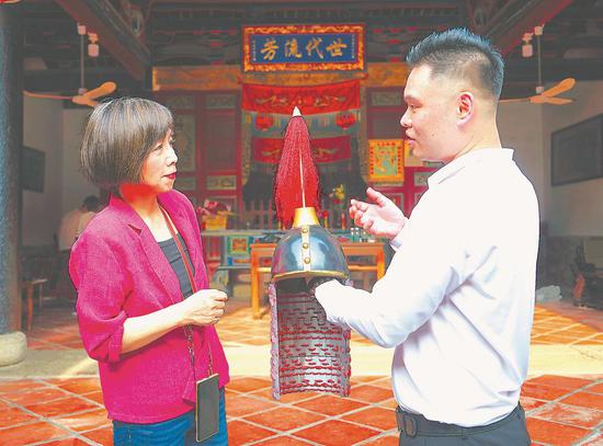 黄智贤（左）向黄氏后人了解黄廷协助郑成功收复台湾的爱国故事。