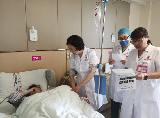 李斌教授与医护人员一同查房