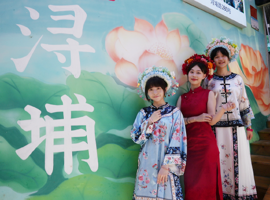 营员在泉州蟳埔村感受簪花魅力