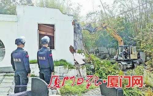 3月21日,思明区东坪山社129号非法占地的历史违建被依法拆除。