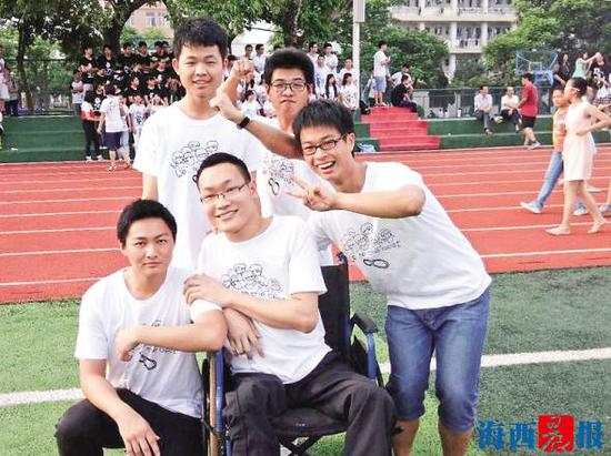江溢洲与大学同学建立了深厚情谊。