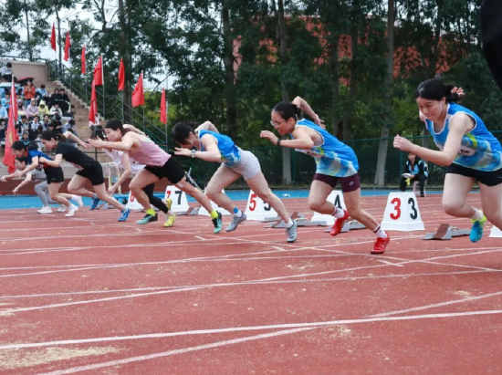图为运动会田径项目女子短跑比赛的起跑瞬间。林佳铭  供图
