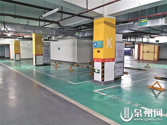 小区数百个车位加了地锁