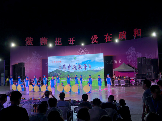 斗茶赛现场少儿艺术团在进行朗诵表演。黄颖/摄