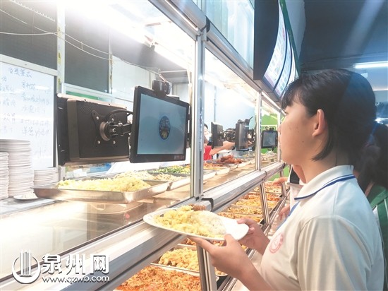 学生“刷脸”取餐,省去了结账排队的等待时间。