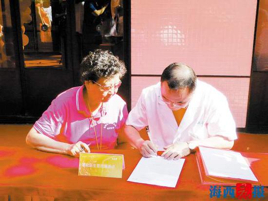 居民代表与德善堂家庭医生代表签署服务协议。记者黄伊娜摄