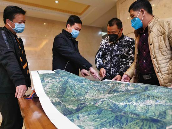 长坑乡负责人与高仁休闲旅游项目负责人林金树洽谈项目规划事宜