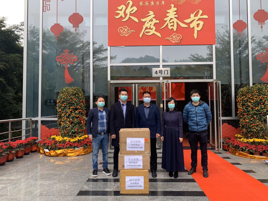 晋江市住建局局长陈荣松(中间)、晋江市政府办公室副主任陈凌(右二)、晋江中华品牌街董事长洪少猛(左二)