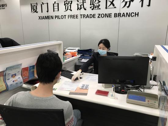 厦门建行自贸区分行为企业办理防疫物资进口付汇业务