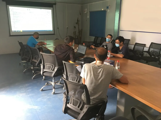 疫情防控管理小组现场开会