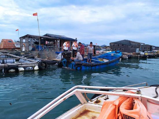 东山县海洋与渔业执法大队联合镇政府深入养殖区协助、劝导渔排上人员撤离上岸。 省海洋渔业局供图