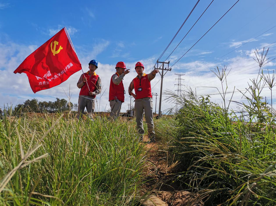 图为“米克拉”台风登陆后，国网漳州供电公司共产党员服务队冲锋在前，及时送电，挽救企业用户经济损失。（林景汉）