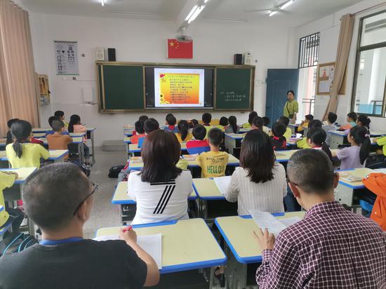 政和县第二实小开展新入职教师课堂教学听课评课活动。吕岩森 摄