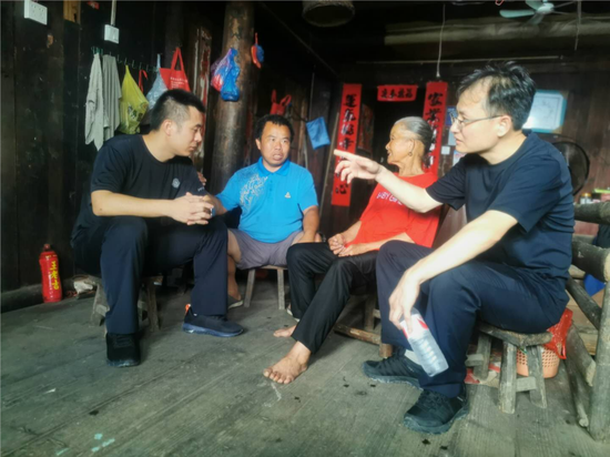 厦门总站民警顾爱惠与贫困群众交流(右1)【作者:宋华龙】