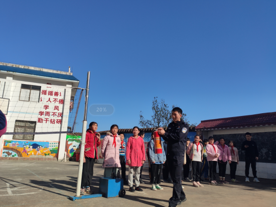 严贵翔为孩子们讲诉消防安全常识【作者：孙鹏】