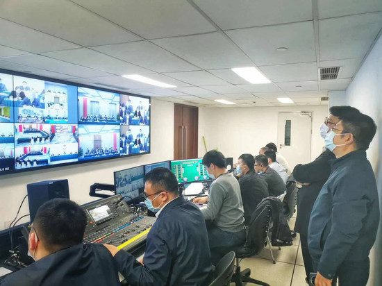 中国联通两会保障组负责人许海峰(右一)现场保障视频会议调度工作。詹益摄