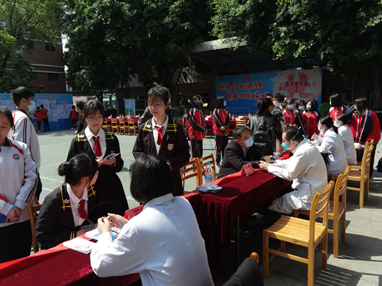 福州市防痨协会李丹理事长和福州市肺科医院的专家现场为福州十中师生现场问诊,提供咨询。