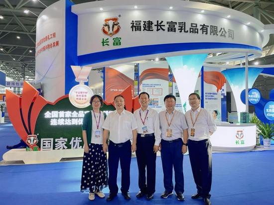 图为国家奶业科技创新联盟理事长王加启(左三)、全国畜牧总站奶业与畜产品加工处处长闫奎友(右二)、国家奶业科技创新联盟常务副主任郑楠研究员(左一)莅临长富展馆参观指导