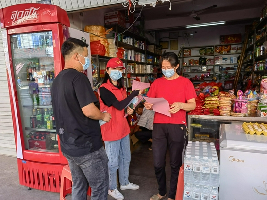 志愿者在商铺疫情防控宣传