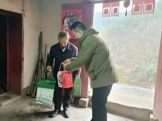 走入紫阳县乡村留守老人家中送温暖