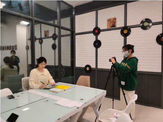 郑紫洁和团队在拍摄《我的大学》微电影