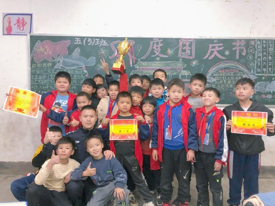2021年,福州边检站丁永晨与支教班级孩子庆祝校运会取得佳绩